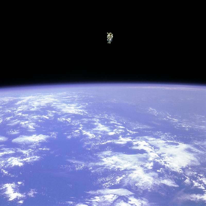 space_walk_astronouts_earth_2.jpg