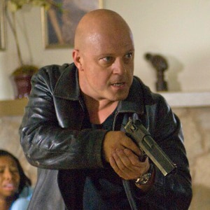 300.chiklis.shield.lr.112608.jpg