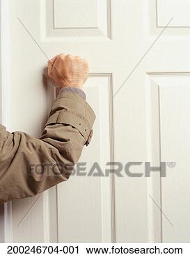 man-knocking-door_~200246704-001.jpg