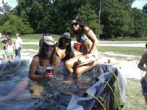 a2562087-214-redneck_truck_pool3.jpg