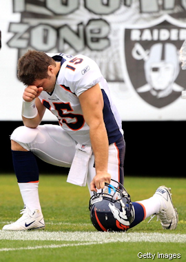 introducing_tebowing_its_like_planking_but_dumber.png